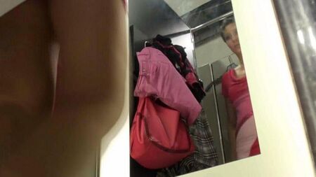 监视商店更衣室里的一个女孩