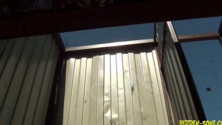 隐藏的相机在海滩小屋中射击一个女人