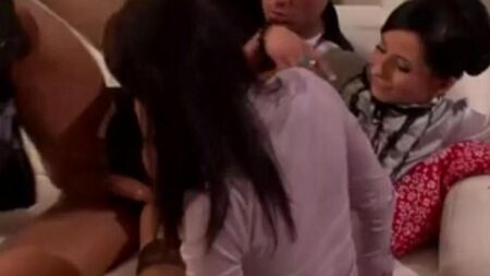 秘书抬起她的裙子，将内裤降低到剃光的猫身上