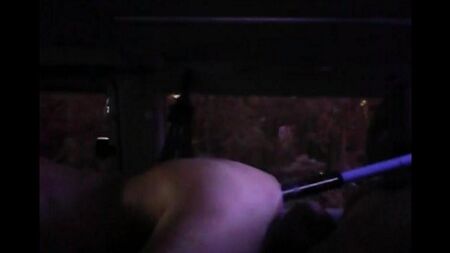 性机器在肛门里操了一个女孩