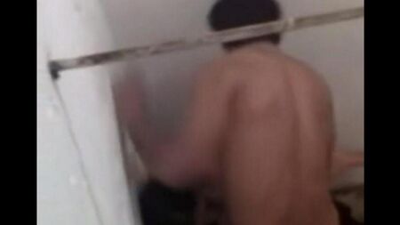 在隐藏的相机上的夜总会的小屋中的性爱