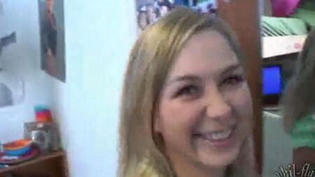 爸爸在女儿的房间里安装了一个隐藏的相机