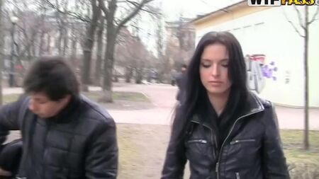 俄罗斯皮卡工在咖啡厅厕所与一个女孩离婚