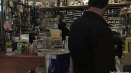 这个女孩在商店里严厉地操了
