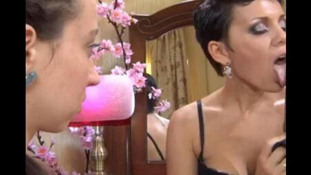 妈妈在乱伦上教俄罗斯女儿做口交