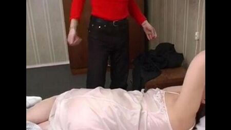 两个儿子醒来一个熟睡的母亲乱伦