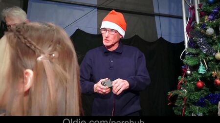 人群中的老人操了一个美丽的雪娘，大乳房