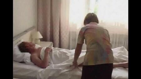女儿醒来熟睡的父亲，和他在一起