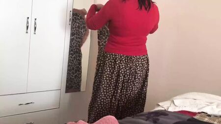 拍下刚从浴室出来的戴头巾继母的视频 Turkish Porn