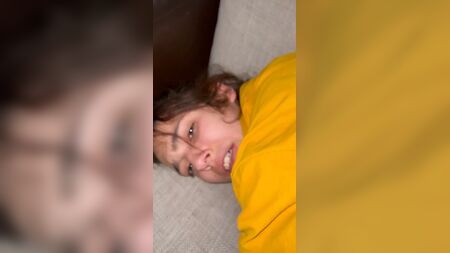 我在沙发上用后入式干了一个瘦削的少女