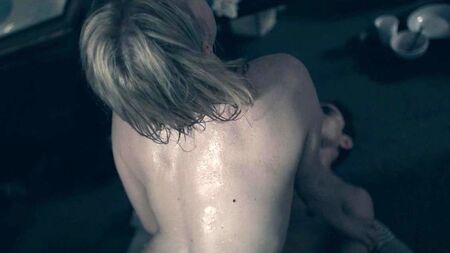 伊丽莎白·莫斯 性爱 - 《使女的故事》 - ScandalPlanetCom