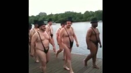 穿着丁字泳裤的中年男子
