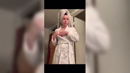 奥黛丽·布拉德福德露臀露胸