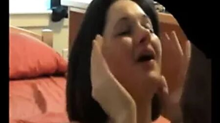 一位酷似年轻时詹妮弗·劳伦斯的女子乞求颜射