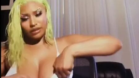 妮琪·米娜用她那对巨乳挑逗你