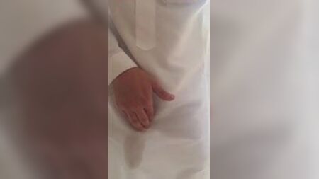 将塔布的下摆卷起来