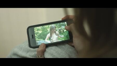 艾莉森·杰伊裸照 – 《ELLE》杂志（2016年）高清1080p在线观看 / 艾莉森·杰伊 – Ona