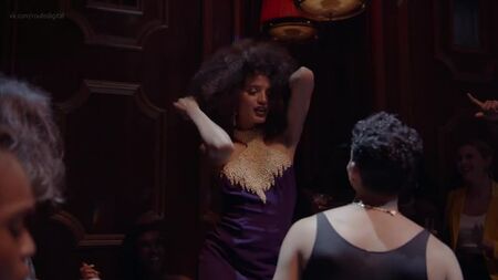 英迪亚·摩尔裸体（遮挡）——《Pose》第2季第7集（2019）高清1080p 在线观看