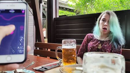 在酒吧里远程操控我的继妹高潮！