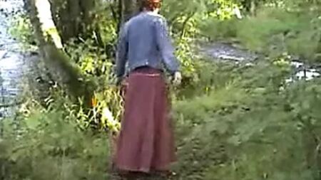 一位成熟的露阴癖妻子在河边自慰