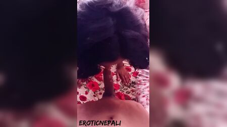 尼泊尔女友正用手指戳我