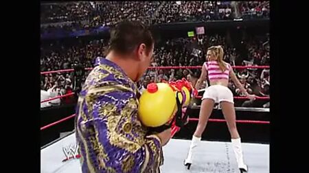 WWE——身穿白色短裤的斯泰西·凯布勒被水枪喷湿