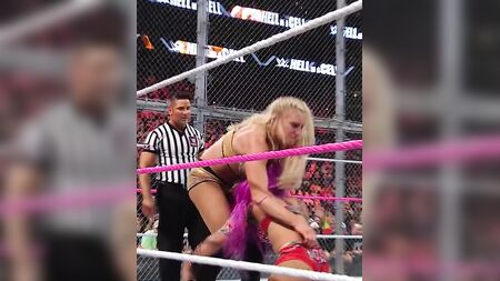 WWE——莎夏·班克斯被夏洛特·弗莱尔摔倒