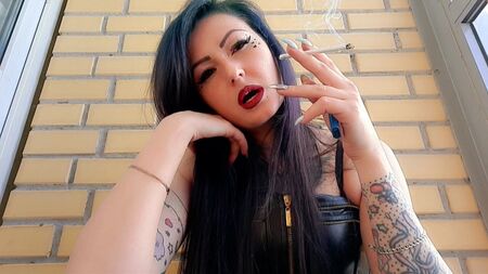 女支配者妮卡的吸烟癖好