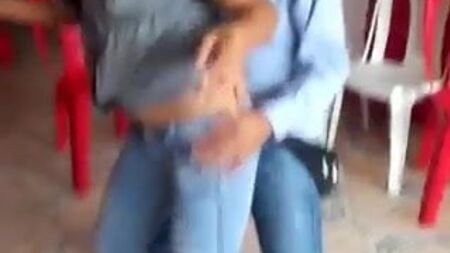 这些穿牛仔裤的小荡妇让男人们血脉贲张