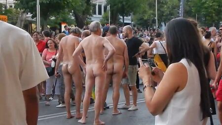 公共场合的裸体男子