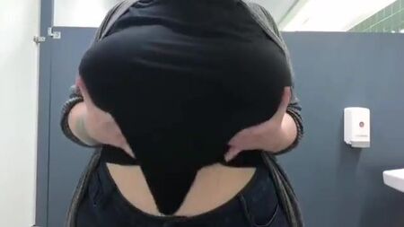 巨大的白皙乳房