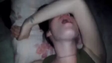 性感白人女孩在阿拉伯男人的鸡巴上射精