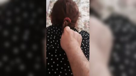 头戴头巾的