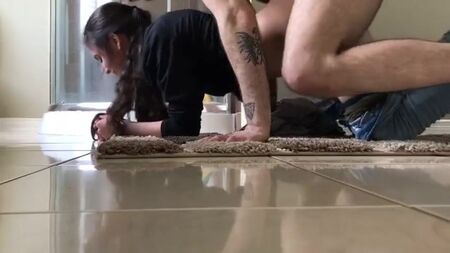 女佣与房东独处家中