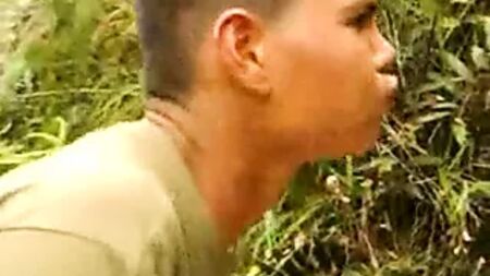 老妈在森林里被干了 熟女继母在森林里做爱 老妈