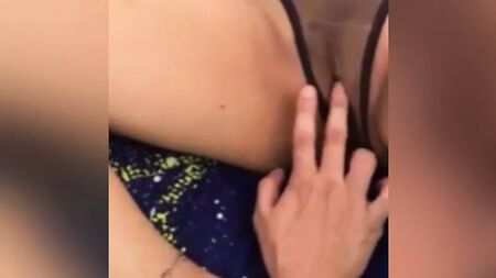 亚洲菲律宾少女说些淫秽话，并希望他在她体内射精
