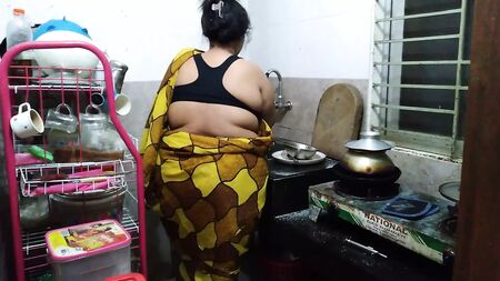 《厨房里穿纱丽的印度辣妈性爱》——（55岁泰米尔阿姨在厨房做爱）
