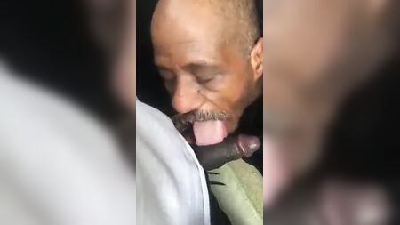 一个无家可归的男人正在吸吮黑人的阴茎并吞下精液