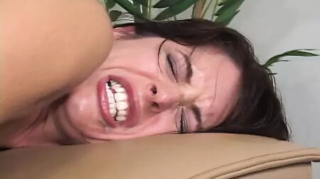 德鲁娜是一位渴望与大鸡巴做爱的火辣棕发女郎