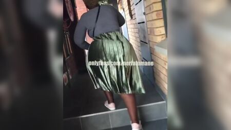 内里亚·富马内：南非丰腴摇晃的妓女
