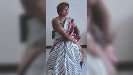 玛鲁马加尔·伊拉里亚正和她的妈妈玩得开心