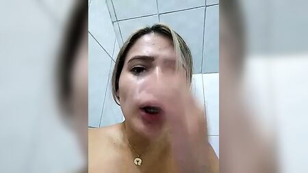 萨拉在公交车站尿了裤子