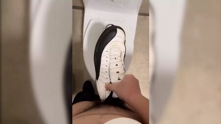 在耐克Air Jordan运动鞋里做爱并射精