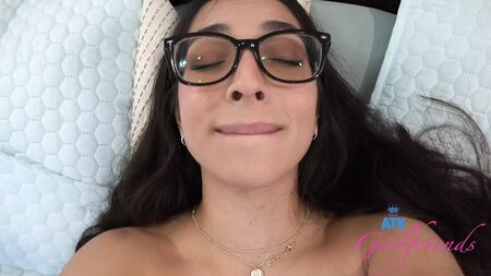 戴眼镜的业余美女麦迪逊·怀尔德被舔阴并口交（第一人称视角）