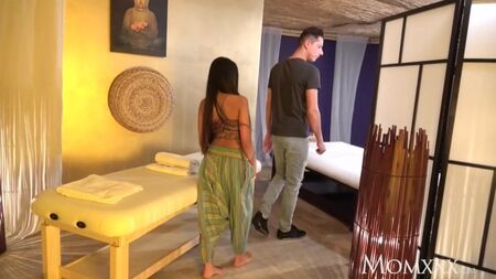 《继母》：泰式按摩与性感亚洲熟女的激情性爱