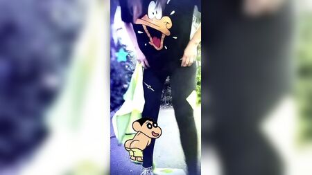 纳扎雷娜·维莱斯正在做她最擅长的事——露屁股