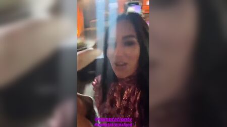 妮基·贝拉与布里·贝拉自拍时乳头走光