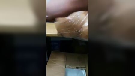 巴基斯坦男子在玩弄性爱玩偶的屁股