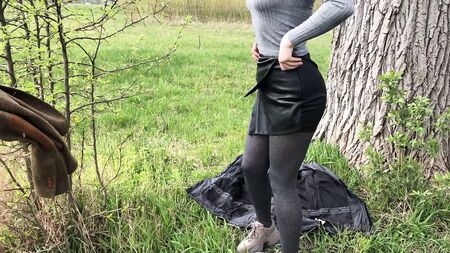 身穿性感皮短裤的女孩在户外口交并吞下精液