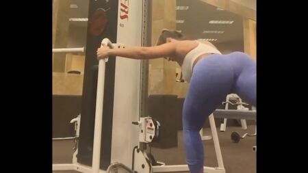 杰奎琳·佩扎克：性感健身模特臀部与腿部训练计划
